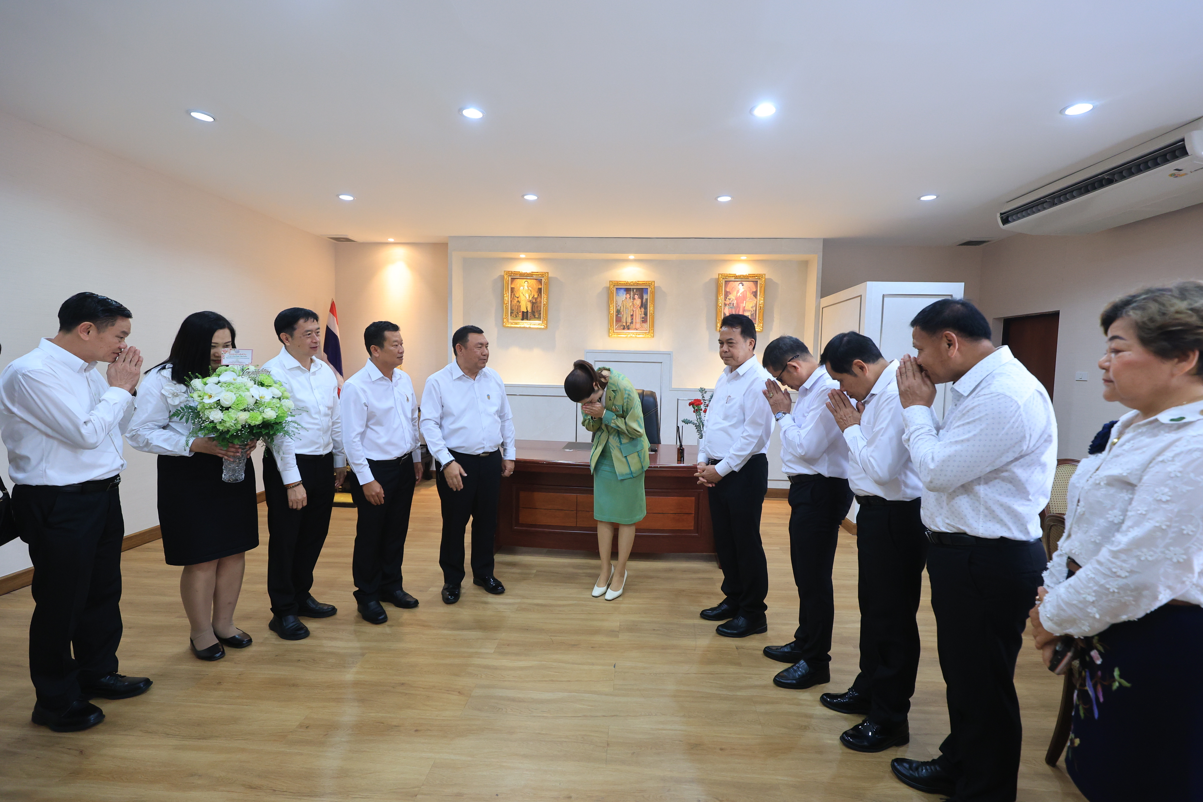 title - คณะผู้บริหาร ส.ป.ก. ร่วมแสดงความยินดีในโอกาสเข้ารับตำแหน่งของรัฐมนตรีว่าการกระทรวงเกษตรและสหกรณ์ และรัฐมนตรีช่วยว่าการกระทรวงเกษตรและสหกรณ์ 